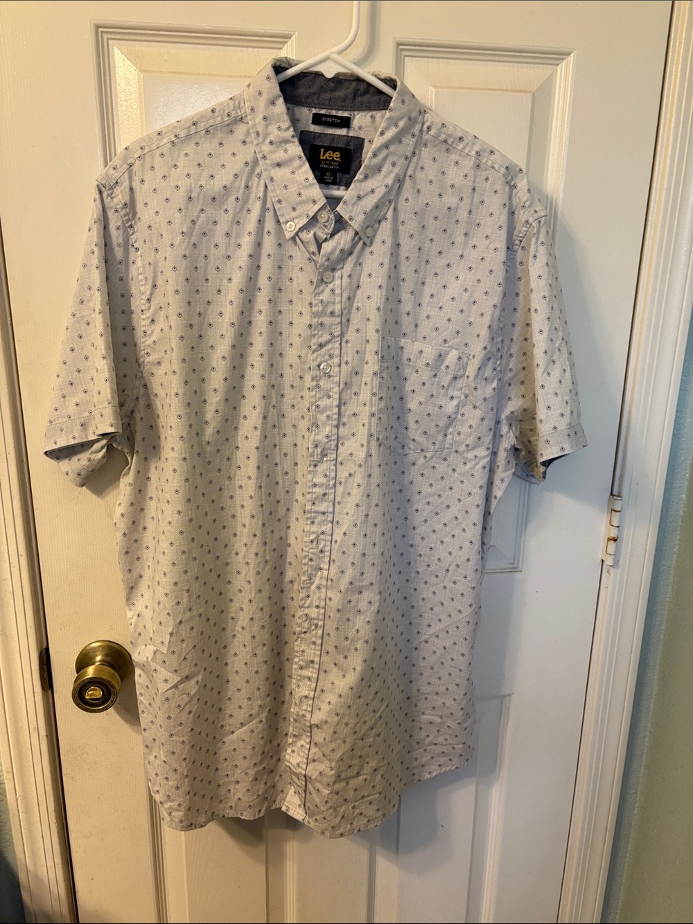 Lee Men's Casual Short-Sleeve Button-Down Shirt in Light Blue Microdot